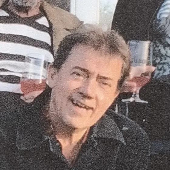 Kære Annie
Et sidste farvel fra din spisegruppe, som vi har haft i over 30 år. Gruppen udsprang af 70ernes fagoppositionelle arbejde. Vi spiste på skift hos hinanden og også mange gange ude hos Annie og Ole. Der er blevet tænkt mange og delt mange store tanker i gennem årene. I sær om pædagogik og politik. Annie var et meget engageret menneske med passion for sit fag og også et meget reflekterende menneske. På billedet ses fra venstre  Annie, Karin, John, Ove og Jytte. Linda som også var medlem af gruppen er død forinden billedet er taget. Tak for dansen Annie