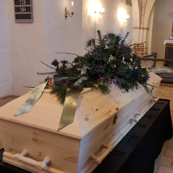 Kære far
Du vil altid ha en særlig plads i vores hjerter.
Du har været den der ordne alt og kunne du ikke så kunne ingen klare det.
Du passet på os så godt som du kunne.
Du hjalp de steder du kunne med smil på læberne.
Natur kræfter blev dit store holdepunkt. Naturen og sammenhold blev en stor del af dit liv. Bål kaffe og en god mande snart gav dig glæde i hverdagen, ja der kom vi næste  i anden række, men vi viste at det var et godt for dig og det gav så meget mening for os alle.
