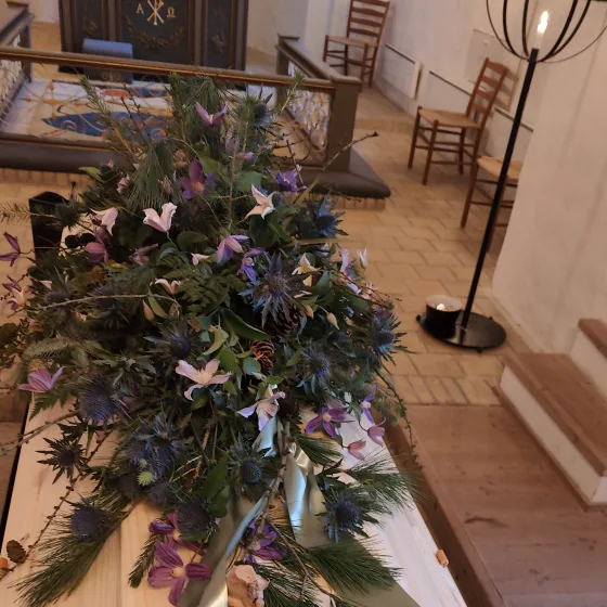 Kære far
Du vil altid ha en særlig plads i vores hjerter.
Du har været den der ordne alt og kunne du ikke så kunne ingen klare det.
Du passet på os så godt som du kunne.
Du hjalp de steder du kunne med smil på læberne.
Natur kræfter blev dit store holdepunkt. Naturen og sammenhold blev en stor del af dit liv. Bål kaffe og en god mande snart gav dig glæde i hverdagen, ja der kom vi næste  i anden række, men vi viste at det var et godt for dig og det gav så meget mening for os alle.
