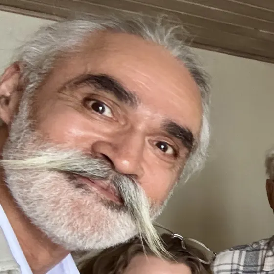 Kære onkel.
Du har altid været der. Du har altid bragt omsorg, interesse, humør og energi med dig - til vores store glæde.
Du vil altid være savnet.
Kh Lene og Peter, Karina og Kim