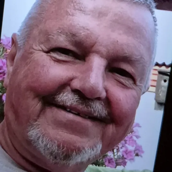 Kære far
Du var altid glad for livet. Du elskede at være sammen med vennerne og var stolt af dine børn, børnebørn og oldebørn.
Du lyste op med varme og kærlighed og var altid hjælpsom med det du kunne. 