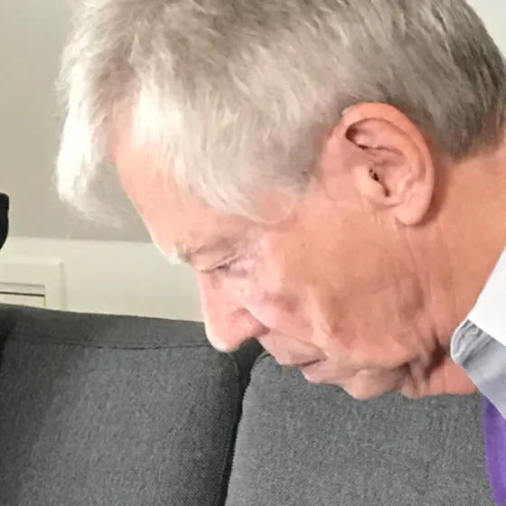 Poul koncentreret om arbejdet.