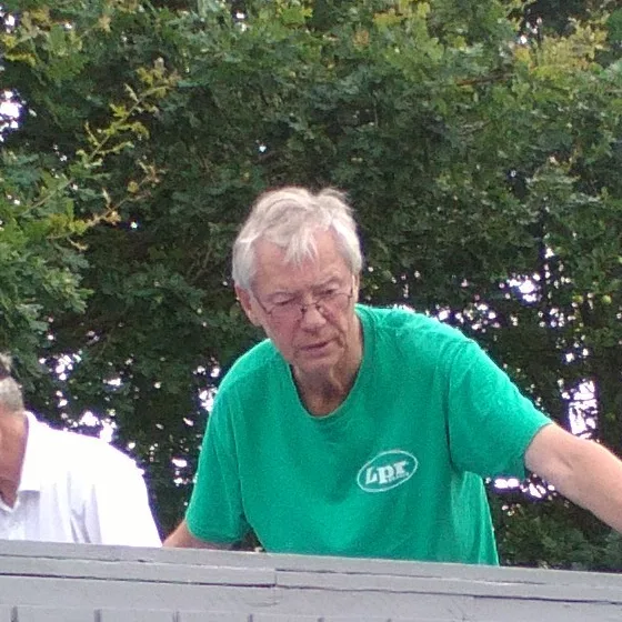 Poul og Bjørn laver tag på terrassen i Hornbæk