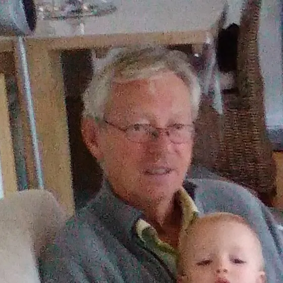 Poul og Aston hygger med tv.