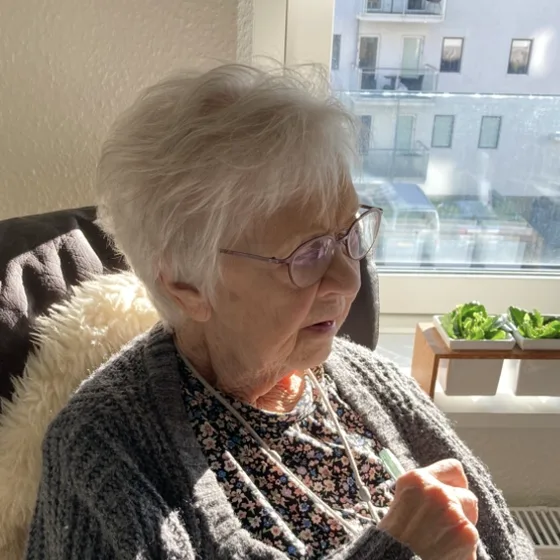 Mor i sin elskede stol med kig til fjorden … lige efter at have været ved frisøren for første gang i rigtig mange år.