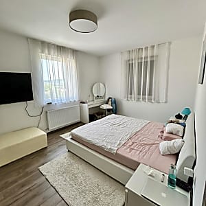 KIADÓ újszerű ikerház Tükörhegyen #7