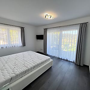 Kiadó panorámás, modern ház #2