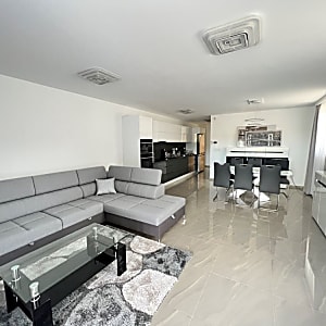 Kiadó panorámás, modern ház #4