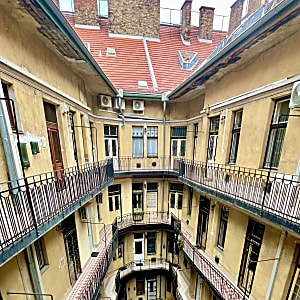 Budapest IX. kerületben, a Bakáts utcában tágas nagypolgári lakás eladó #1