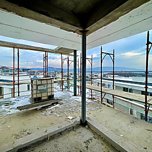 Penthouse hangulatú, panorámás extra lakás Tükörhegyen eladó #1