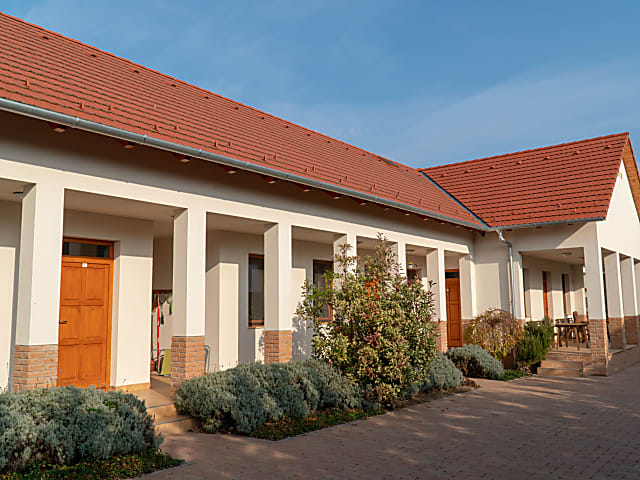 Eladó modern vendégház Vértesbogláron