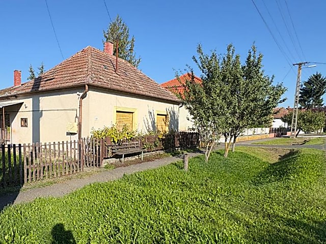 Téglaépítésű családi ház eladó Balatonmagyaródon