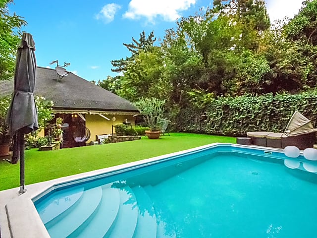  Luxus családi ház saját medencével