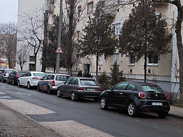 Eladó jó állapotú, erkélyes garzon lakás Csepelen