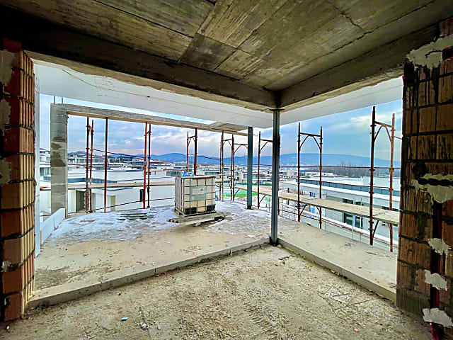 Penthouse hangulatú, panorámás extra lakás Tükörhegyen eladó