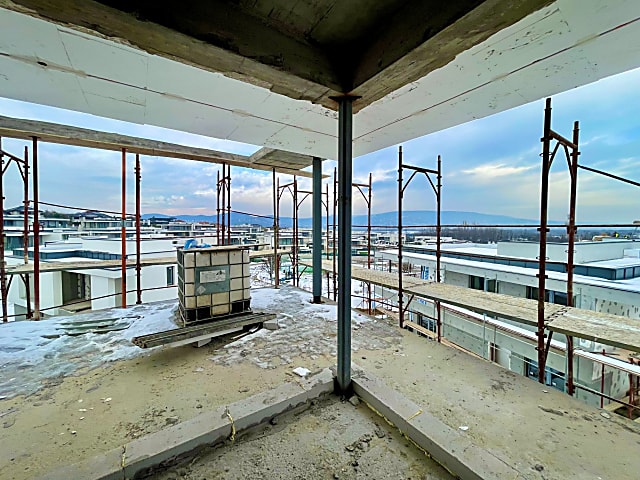 Penthouse hangulatú, panorámás extra lakás Tükörhegyen eladó #1
