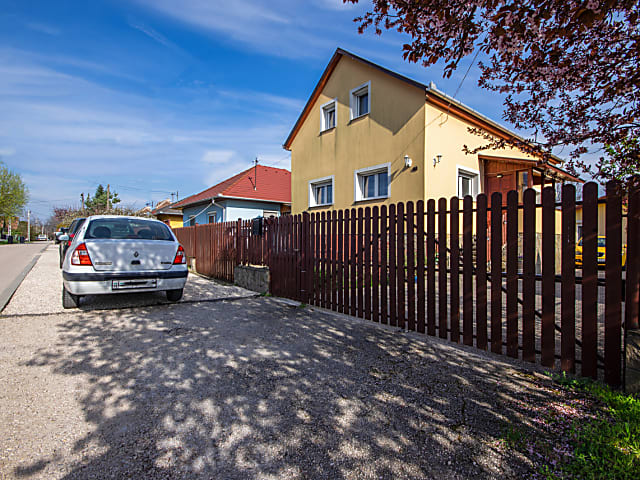 Kétgenerációs családi ház Tárnokligeten