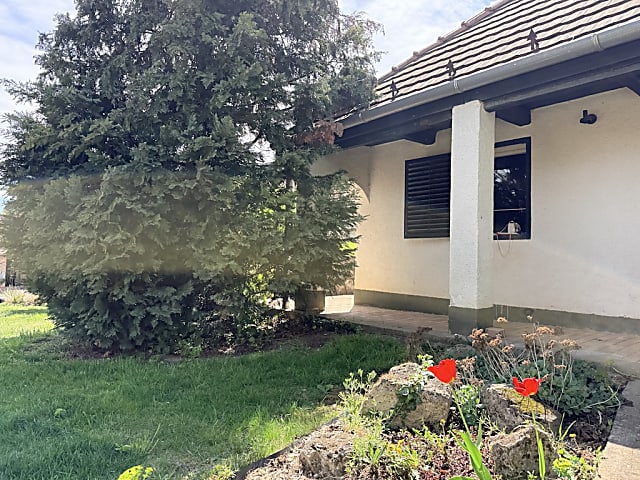 Zsámbékon parasztház eladó