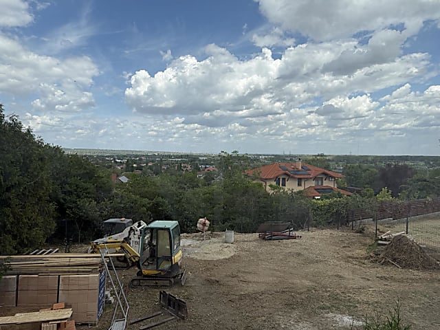 Eladó panorámás családi ház Érden #2