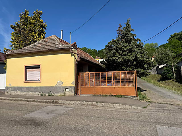Egerszalókon kis ház a gyógyfürdő közelében