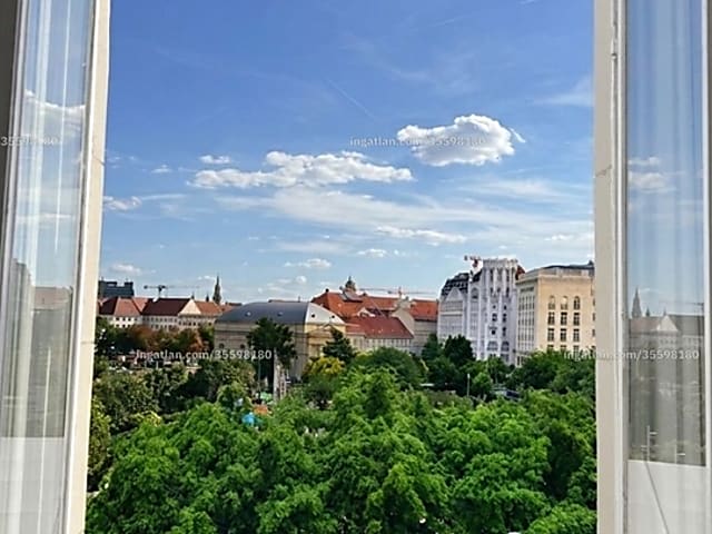 Panorámás, közel 4 méteres belmagasságú polgári lakás az Erzsébet téren