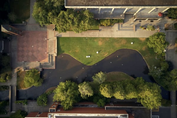 never-better-willamette-university-drone-shot-of-campus-quad