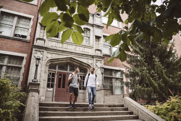 never-better-willamette-university-students-walking-down-steps