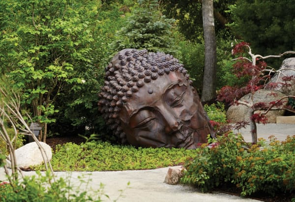 never-better-kurisu-international-garden-with-head-of-statue