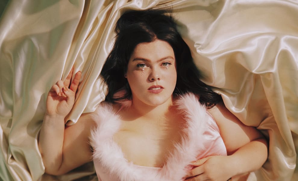 Elizabeth Signs to New World Artists!