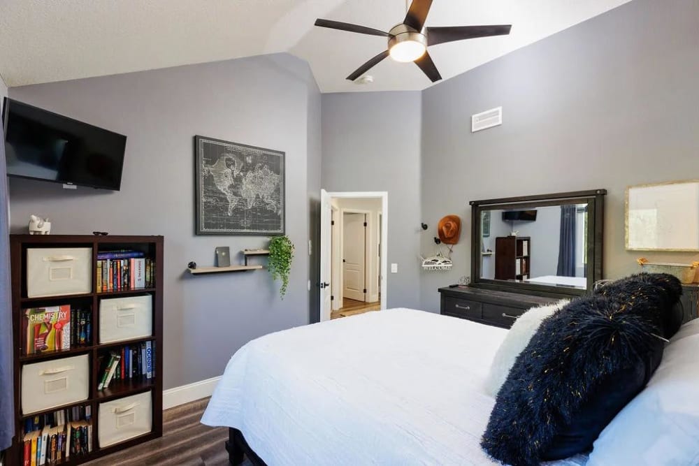  A cozy bedroom with a warm, inviting atmosphere. Equipped with smart tv and Alexa.  Newly remodeled private  full bath with luxury rain fall showers walk in closet and plenty of storage.