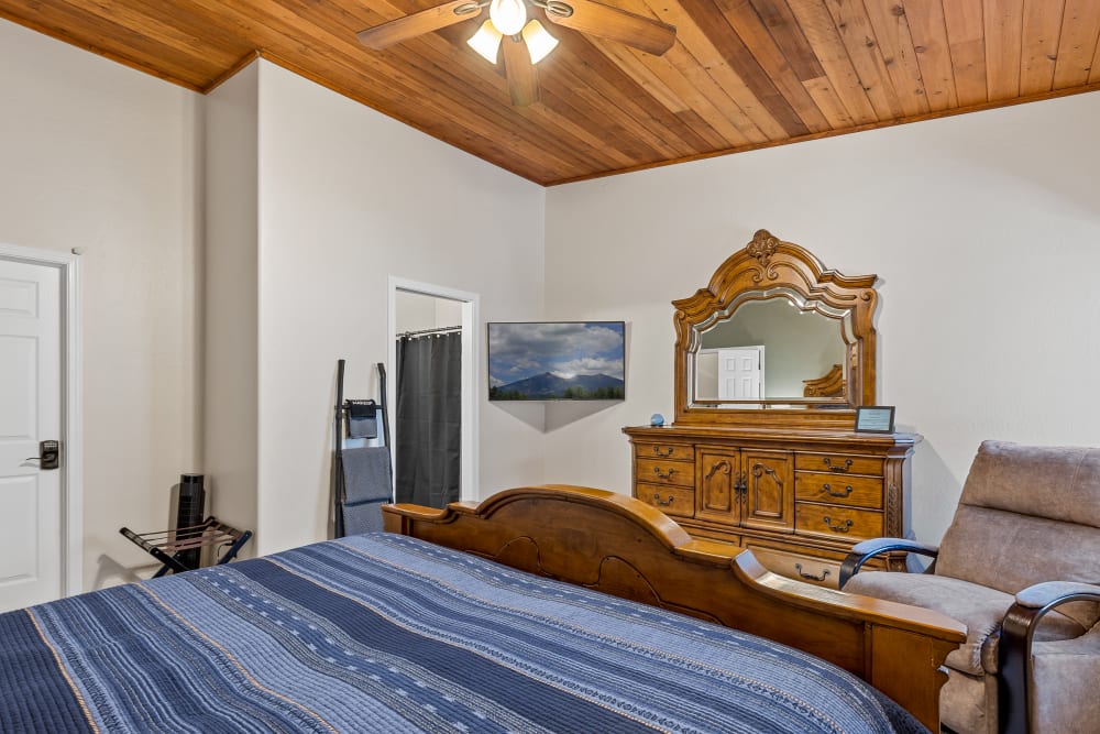 Extra large master suite with new comfy, dual side adjustable memory foam mattress, large smart tv, and plenty of storage!

Equipped with bedside chargers, and Alexa.

Gorgeous back yard views !