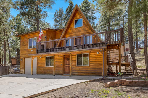 Spacious cozy rustic cabin in the pines