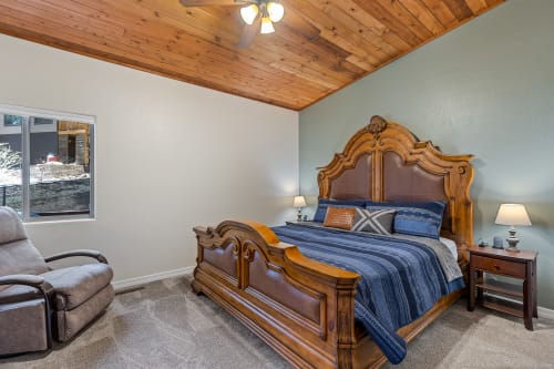 Extra large master suite with new comfy, dual side adjustable memory foam mattress.

Equipped with bedside chargers, and Alexa.

Gorgeous back yard views !