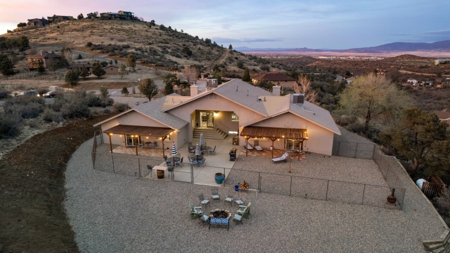 Fully fenced backyard, open firepit, gorgeous views, outdoor seating for large families, friends getaways, corporate retreats, etc. 