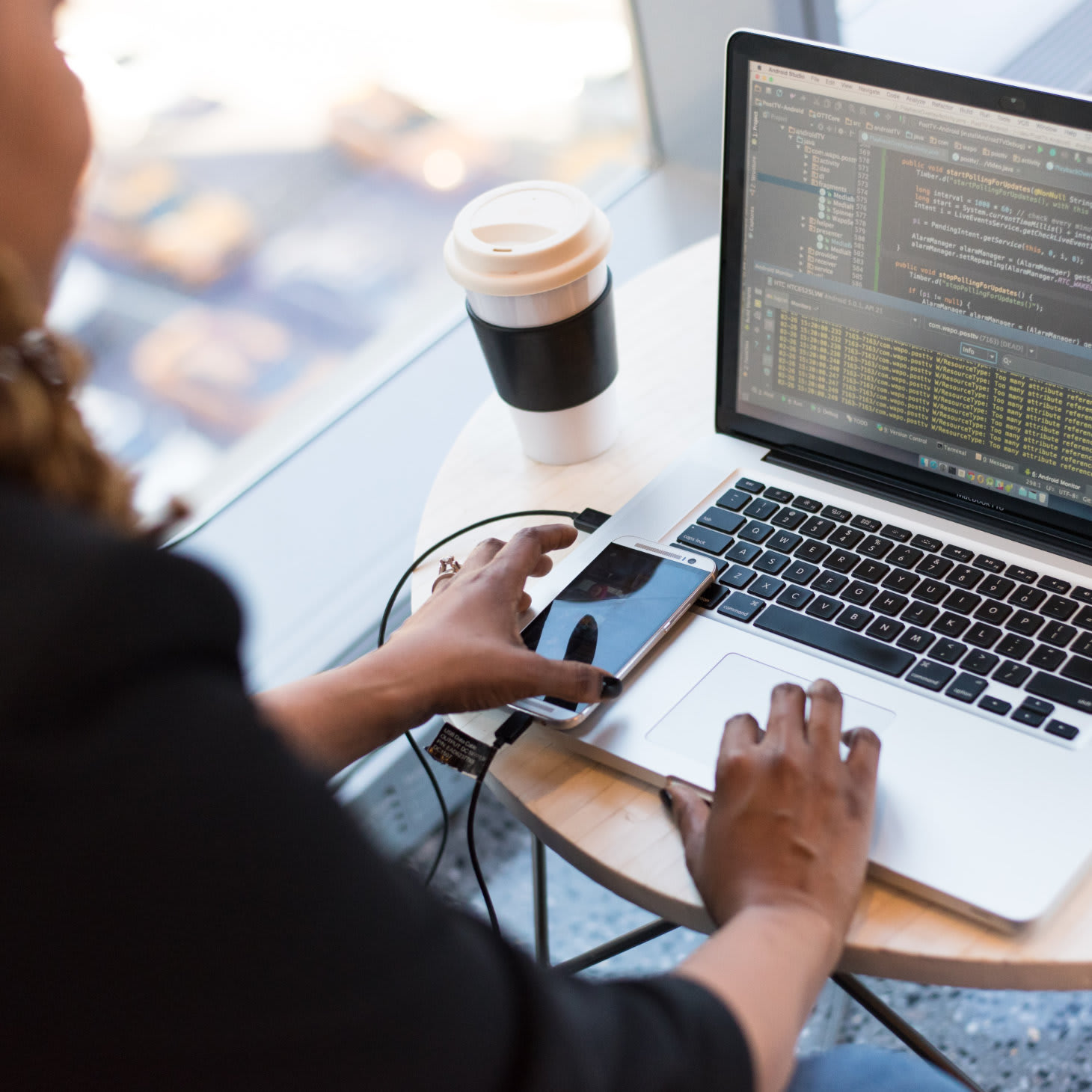 Mitarbeiterin am Laptop