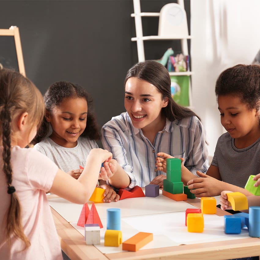 Erzieherin spielt mit Kindern