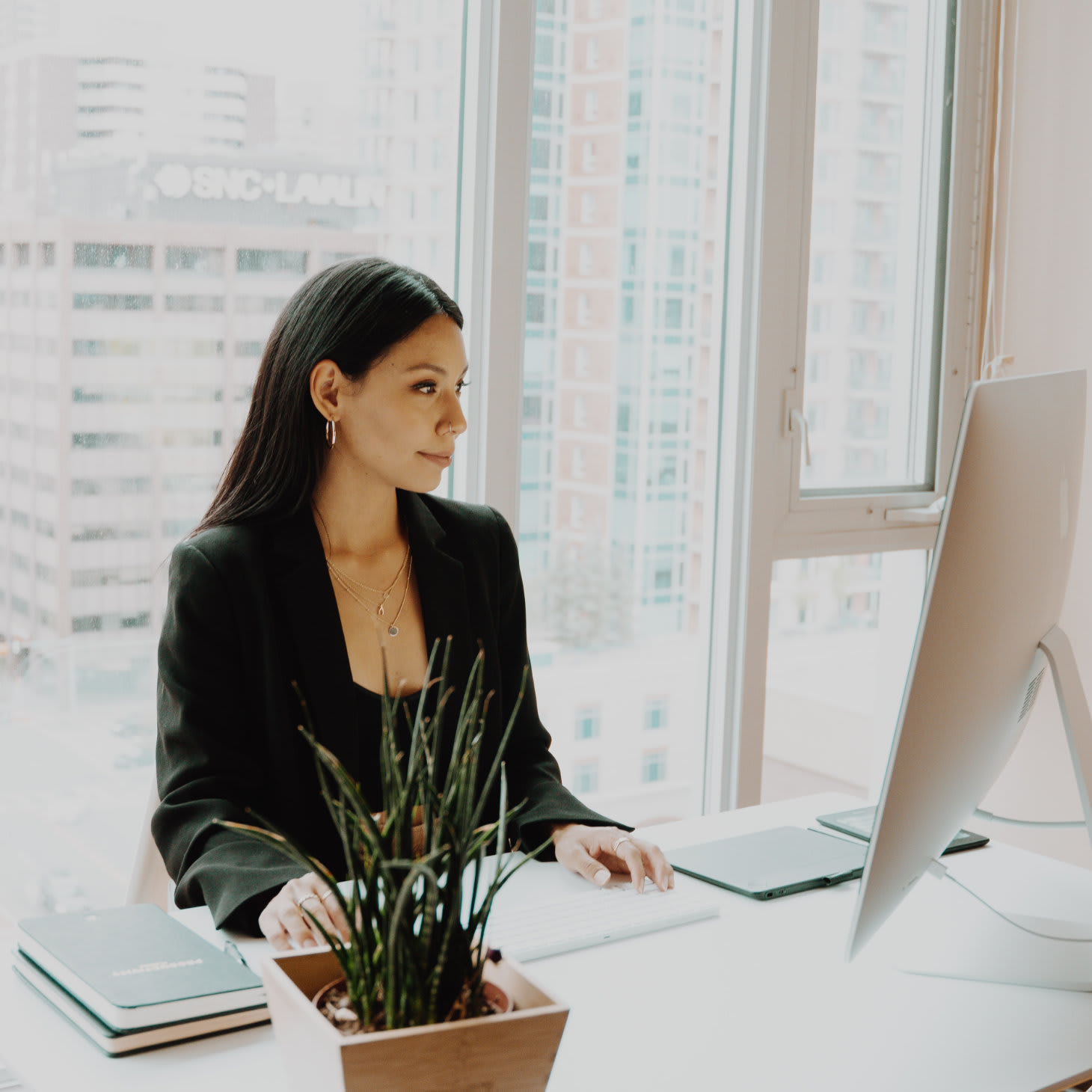 Mitarbeiterin am Arbeitsplatz