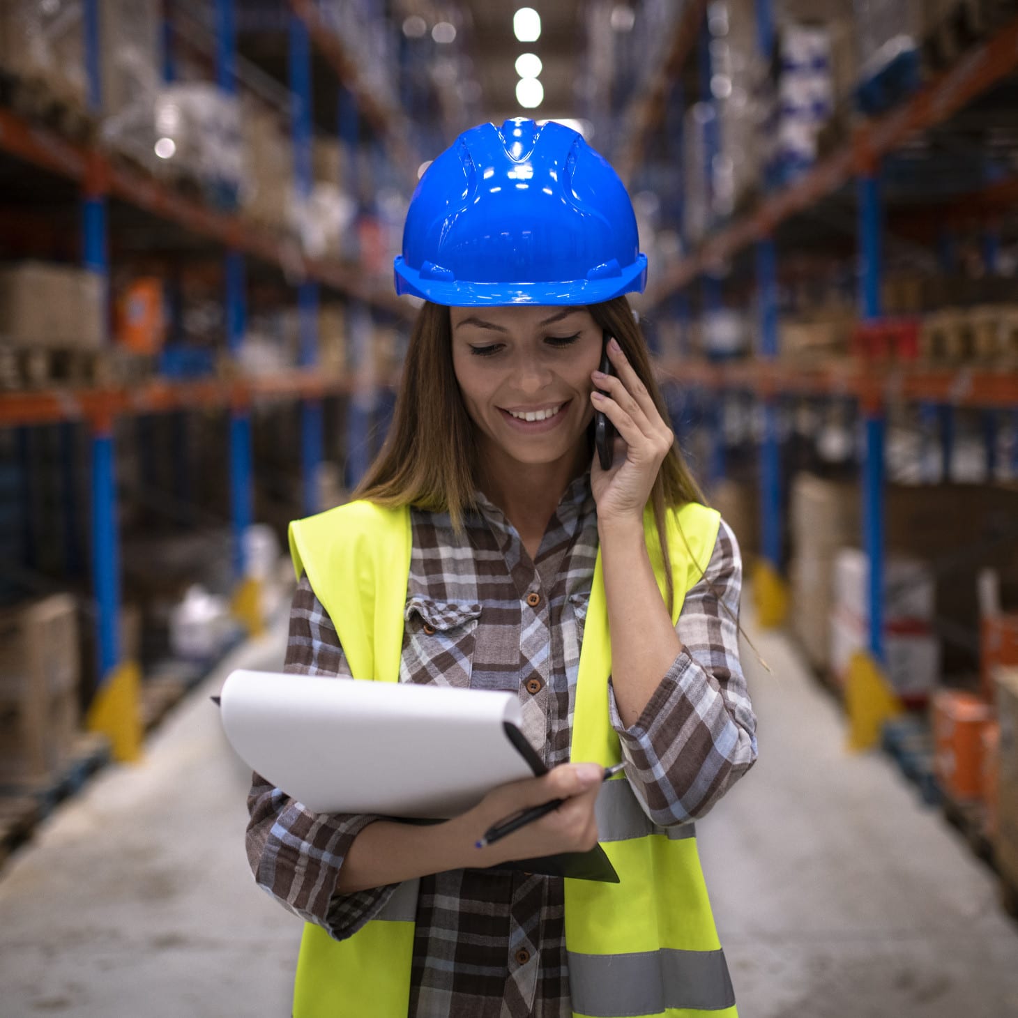 Mitarbeiterin im Logistiklager