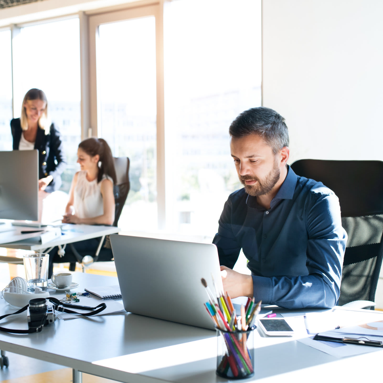 Kollegen am Arbeitsplatz im Büro