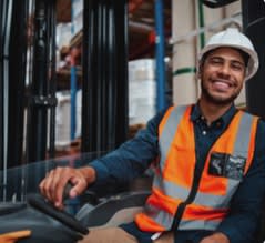 Staplerfahrer auf dem Gabelstapler