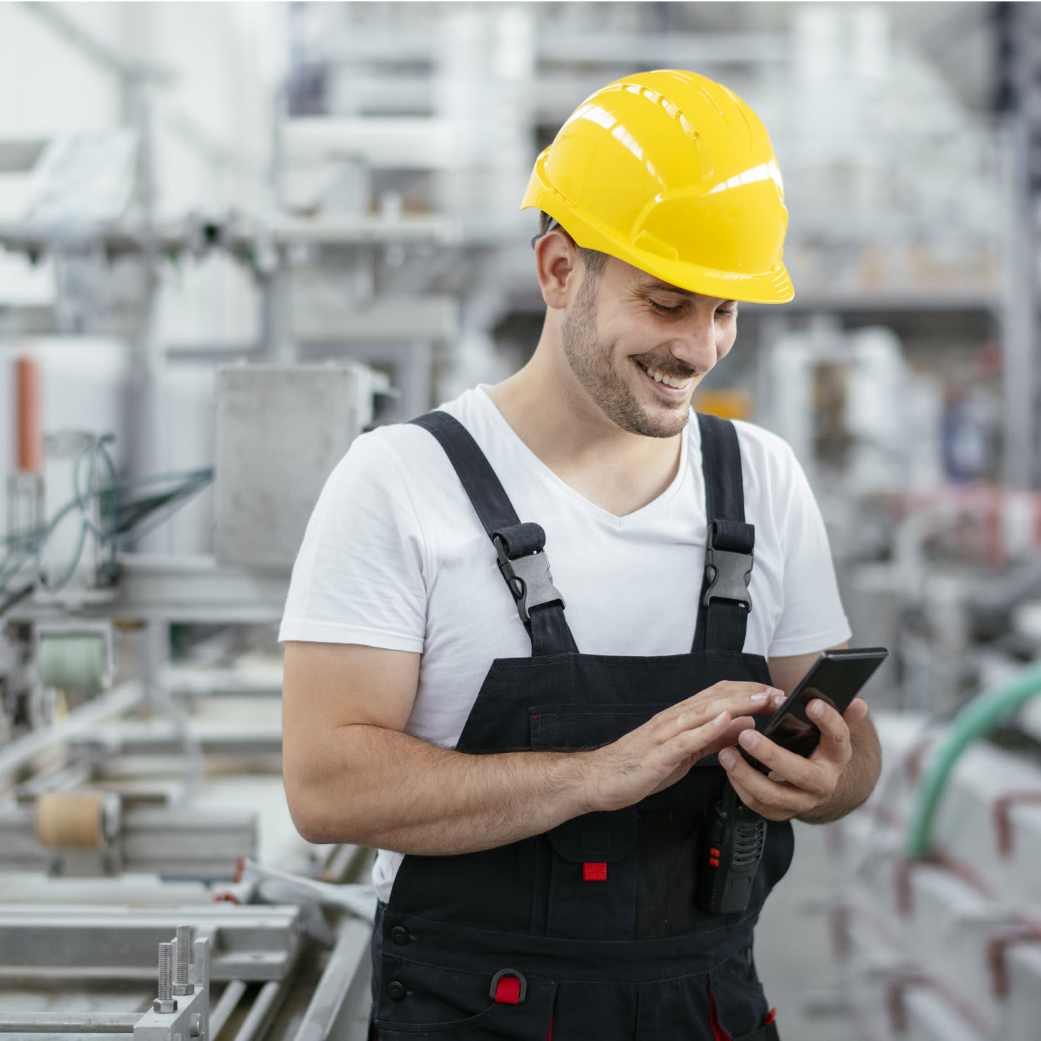 Mitarbeiter in der Produktion mit Smartphone