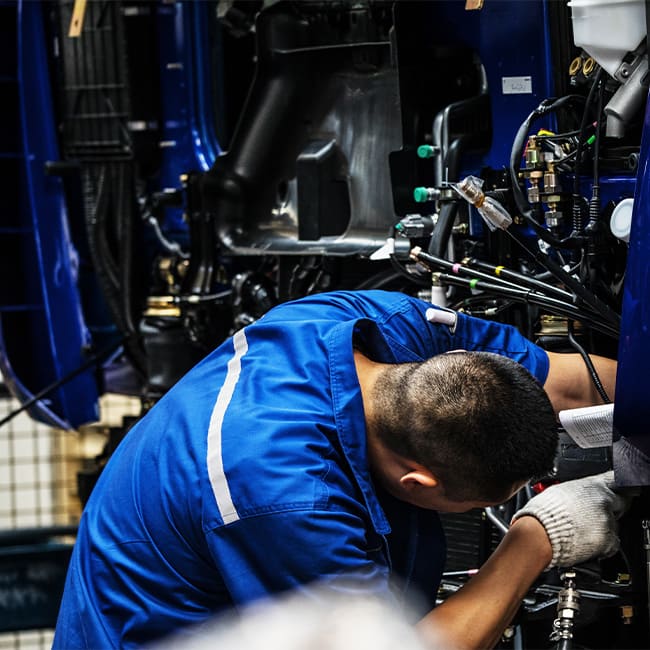 Zusammenstellen und Verbauen von Motorteilen