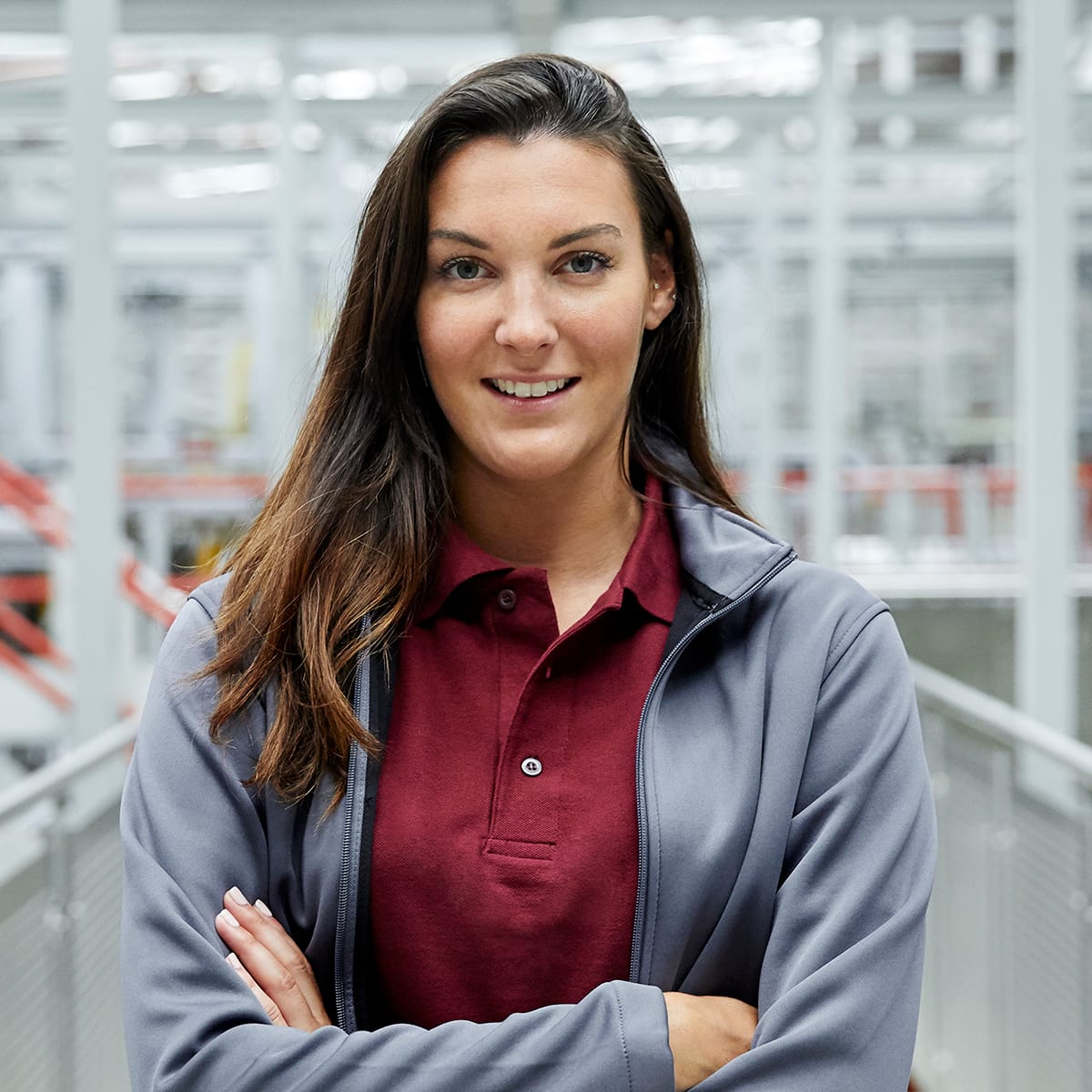 Frau in Industriehalle