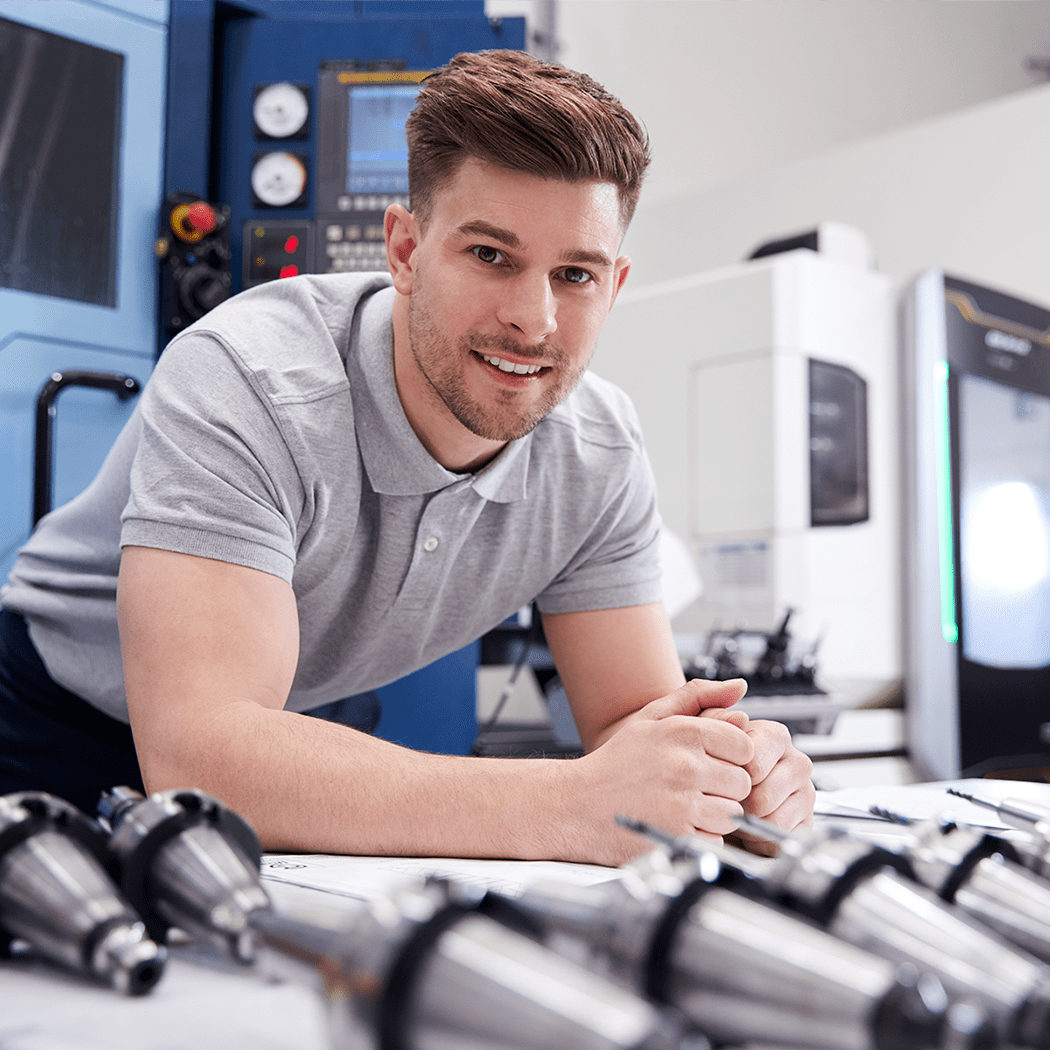 Mann prüft Werkstücke