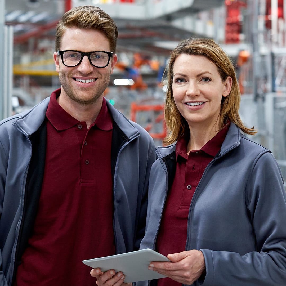 Portrait von zwei Menschen in einer Fabrik