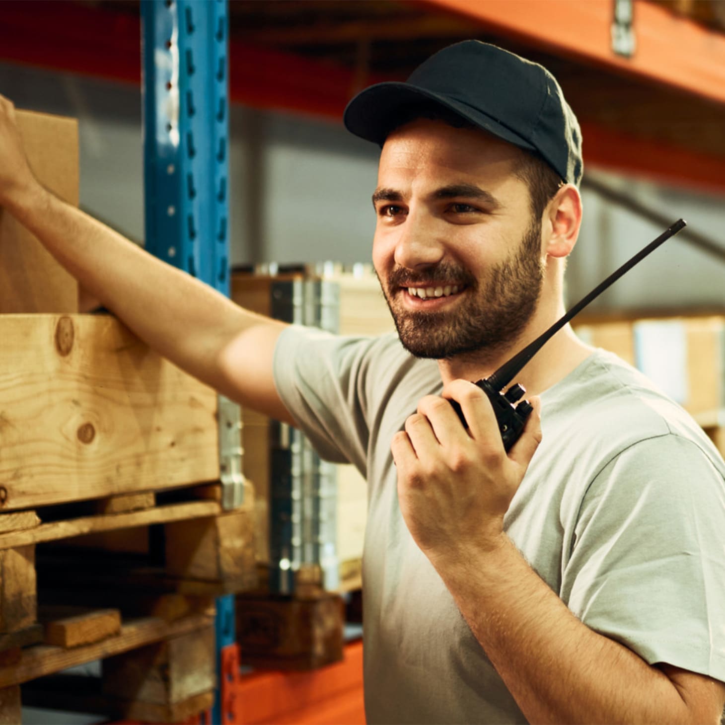 Lagerist vor Hochregal