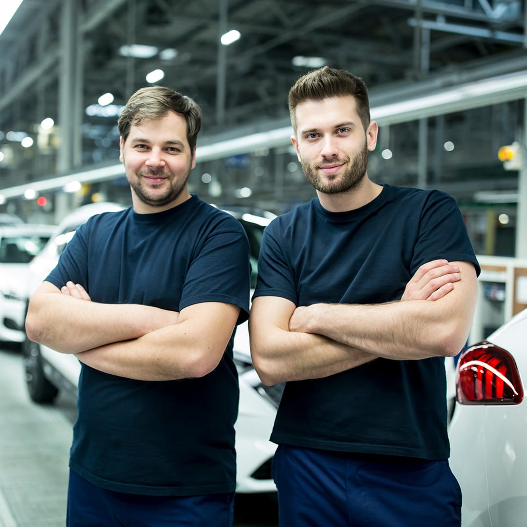 Zwei Kfz-Mechaniker in der Produktionshalle