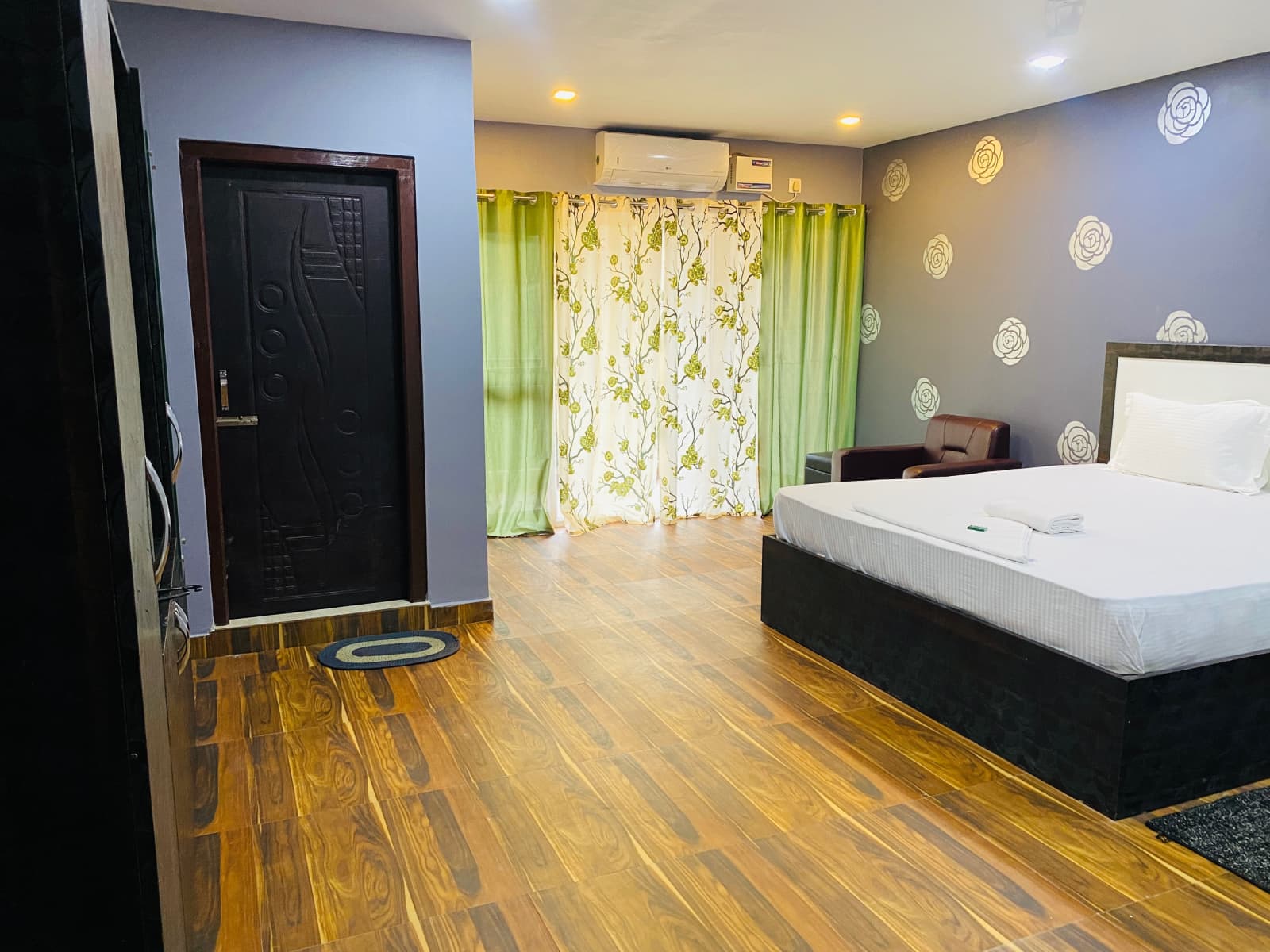 Executive Triple accommodation featuring wood-effect tile floors and split climate control.