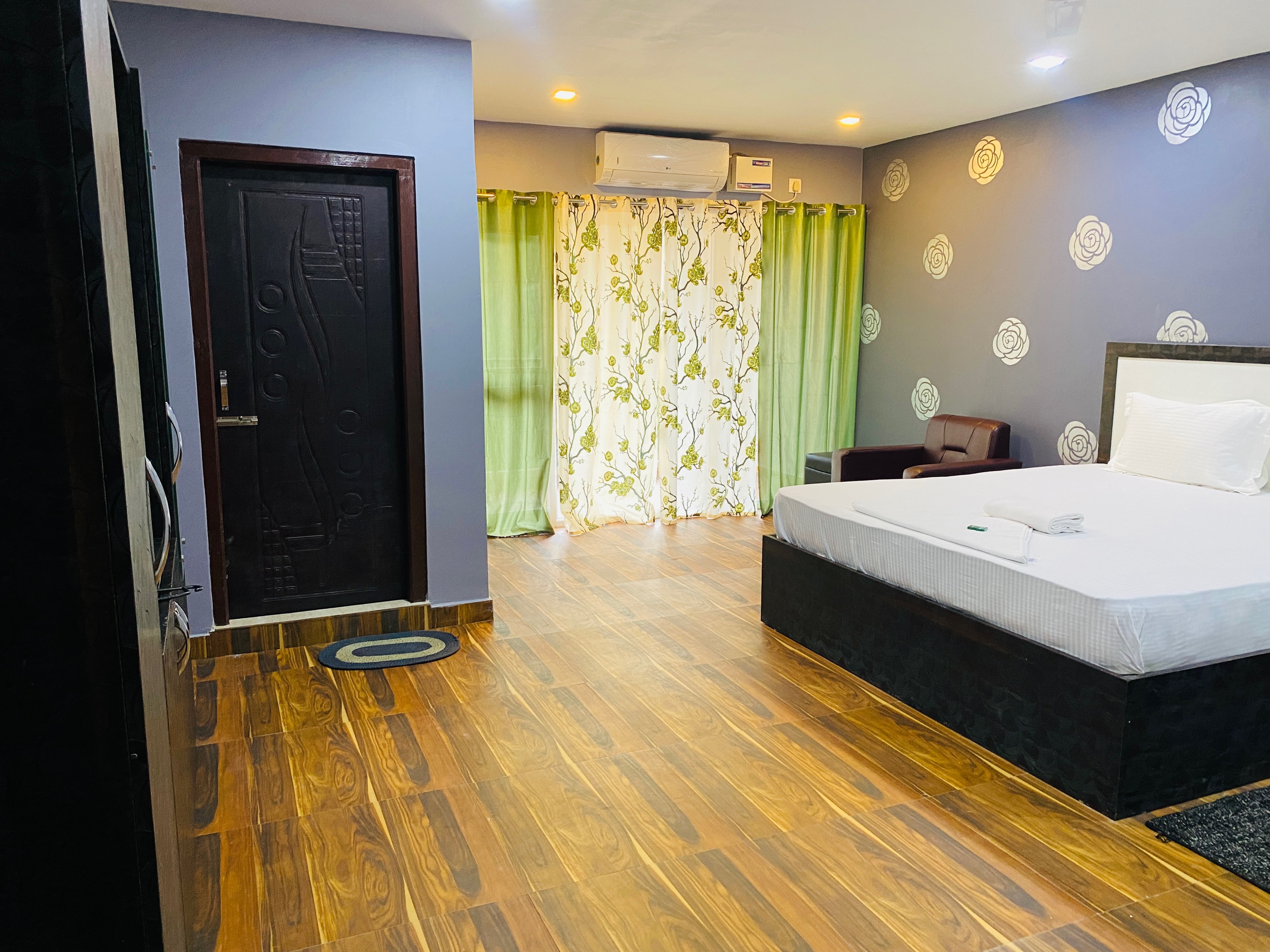 Executive Triple accommodation featuring wood-effect tile floors and split climate control.