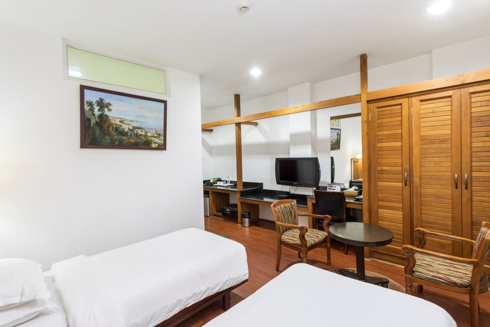 The Executive Twin Room at Hotel Vivor offers twin single bed arrangements with dedicated workspace and timber wardrobe storage.